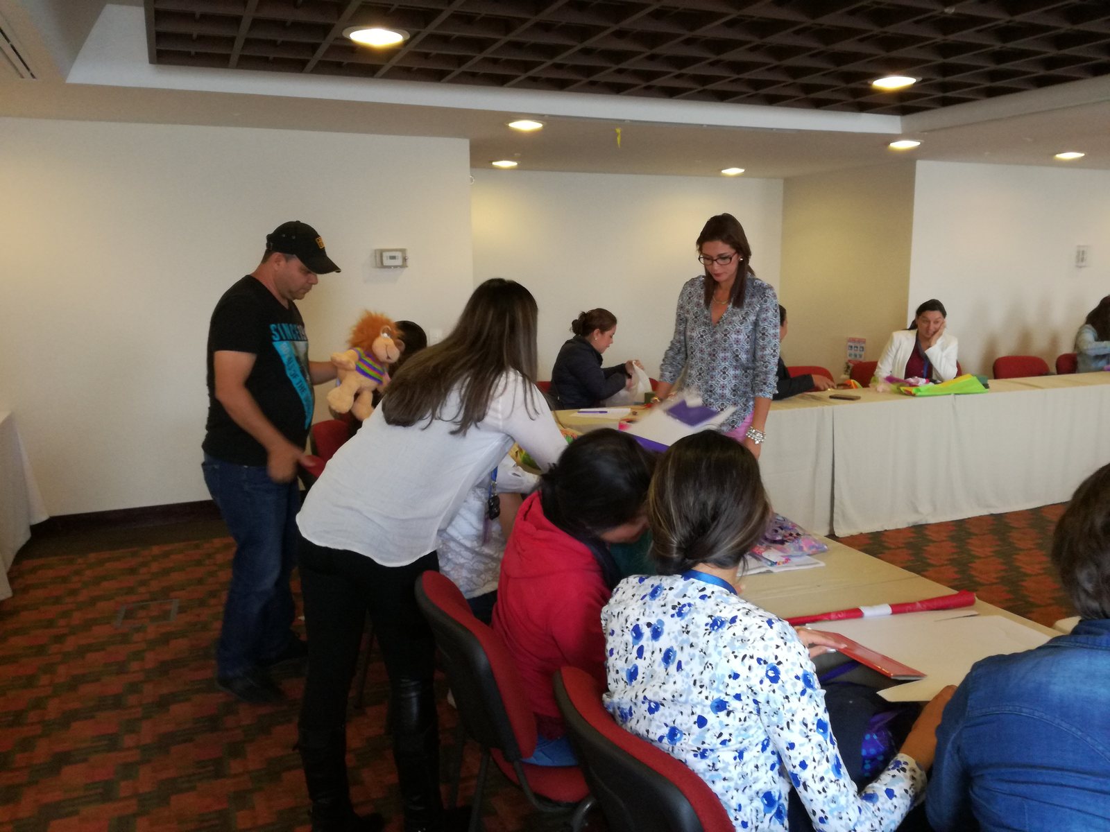 Kriss Suárez orientando un taller práctico de anchetas y detalles